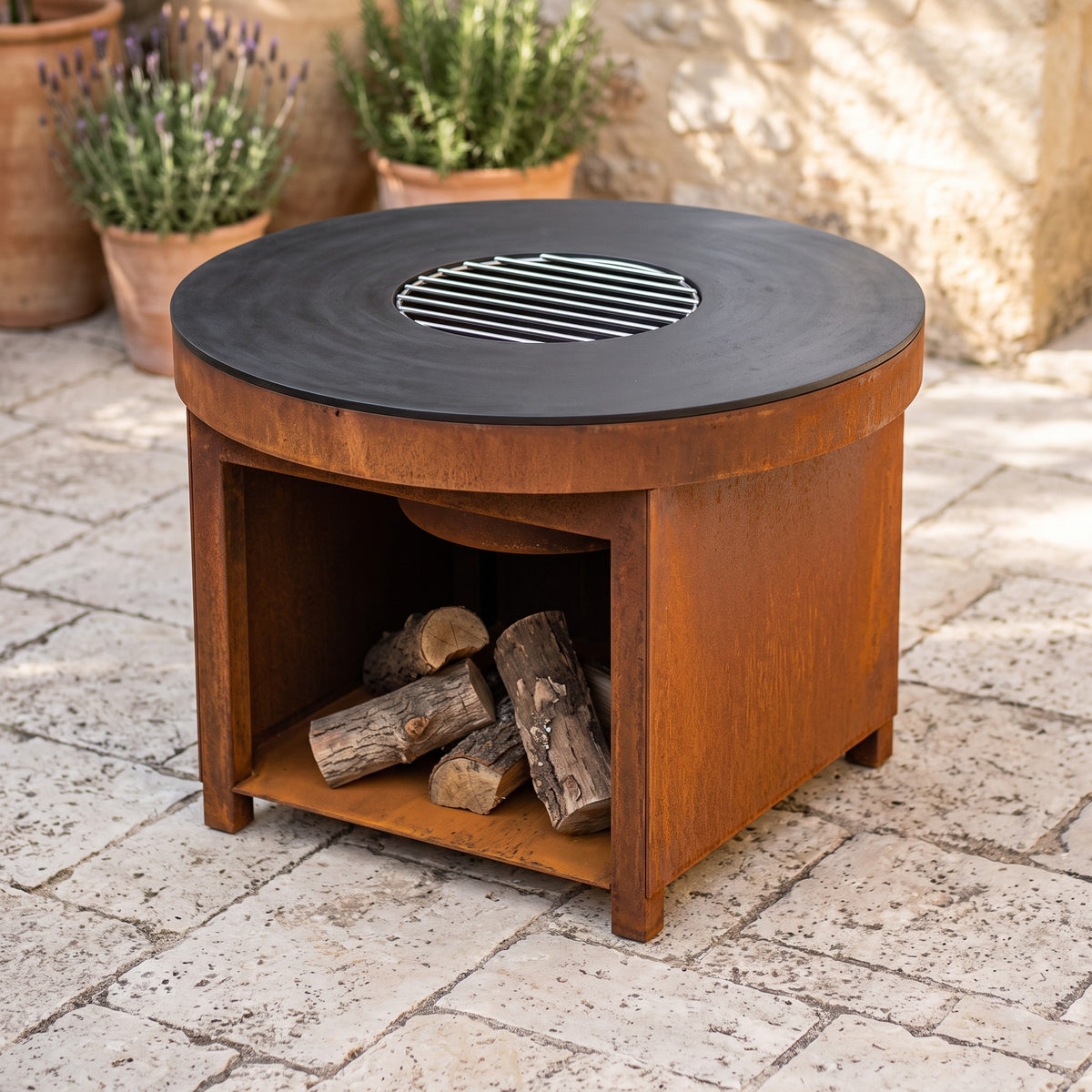 Mesa brasero de acero corten de 100 cm con plancha y leñero integrado