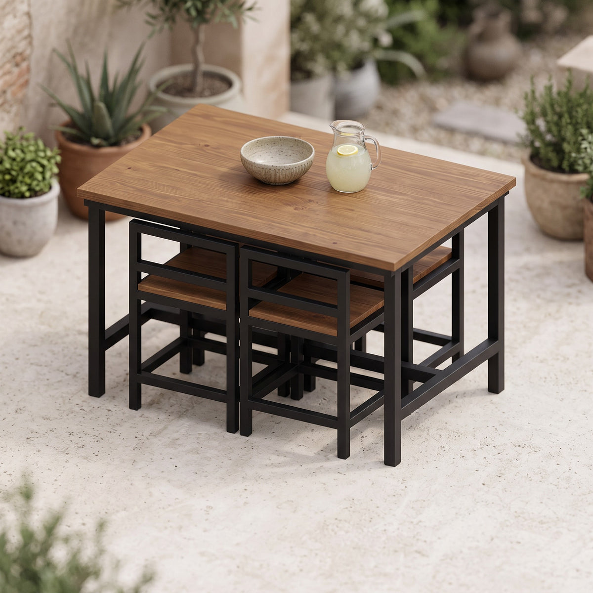 Mesa de comedor de acero negro y madera con cuatro sillas en una terraza